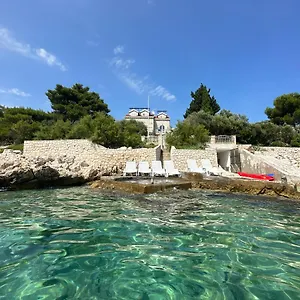 Villa Luxury Seaside With A Classic Mediterranean Olive Garden, A Fully Equipped Professional Kitchen, Pool, Sauna, Padle Boards And Canoe - Miolin House, Trogir